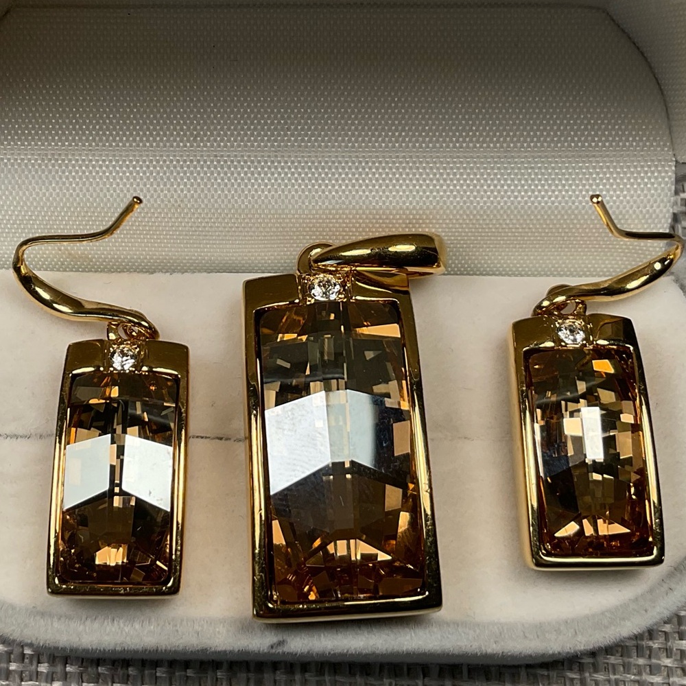 Beautiful Earring and Pendant Set 🤩